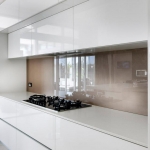 Direct Glass: Glass Splashback in Exposed Granite